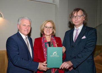  Landeshauptfrau Johanna Mikl-Leitner mit (li.) Bürgermeister Johanna Köck und (re.) Autor Karl Heinz mit dem neuen Heimatbuch der Gemeinde Prellenkirchen.