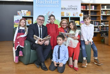 Landeshauptfrau Johanna Mikl-Leitner und Landesrat Ludwig Scherlitzko zeigten den Buchstart NÖ Kindern das neue Aufwachbuch „In mir spielt Musik“.