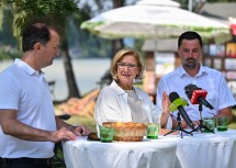 Bei der Pressekonferenz: Geschäftsführer Bernhard Schröder, Landeshauptfrau Johanna Mikl-Leitner und Bürgermeister Josef Kienesberger (v.l.n.r.)