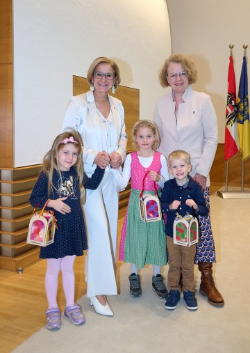 Landeshauptfrau Johanna Mikl-Leitner und Familien-Landesrätin Christiane Teschl-Hofmeister mit Olivia Kienastberger, Magdalena Sampl und Moritz Laschober (v.l.n.r.).