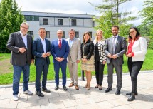 Gruppenfoto von der heutigen Flüchtlingsreferentenkonferenz vor dem Schloss Hernstein.