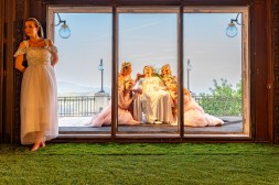 Eine Szene aus Sommernachtstraum der Festspiele Reichenau. Senfsamen (Melanie Hackl), Titania (Barbara Petritsch) und Gefolge