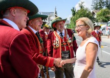 Landeshauptfrau Johanna Mikl-Leitner bei den Jubiläumsfeierlichkeiten mit Vertretern der Schützenkompanie Matrei am Brenner.