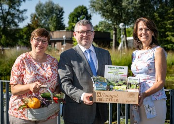 NÖ Saatgutbibliothek wird gefüllt: Christa Lackner (GF Natur im Garten), Landesrat Ludwig Schleritzko, Ursula Liebmann (GF Treffpunkt Bibliothek)