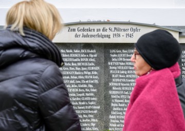 Landeshauptfrau Johanna Mikl-Leitner und Martha Keil, die wissenschaftliche Leiterin der Ehemaligen Synagoge St. Pölten.