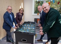 „Testspiel“ in der neuen Nachmittagsbetreuung (v.l.): Scharndorfs Bürgermeister Leopold Zwickelstorfer, Landeshauptfrau Johanna Mikl-Leitner, Rohraus Bürgermeister Albert Mayer und Franz Glock, der Bürgermeister von Göttlesbrunn-Arbesthal.