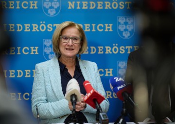 Landeshauptfrau Johanna Mikl-Leitner bei der Pressekonferenz zum Bildungscampus Hainburg: „Investitionen in Bildung und Forschung sind Investitionen in den Wohlstand unseres Landes.“        