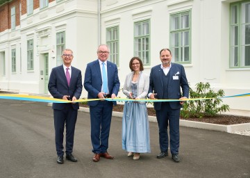 v.l.n.r: Pflegedirektor Gerhard Leonhartsberger, LH-Stv. Stephan Pernkopf, KD Regina Bauer, ÄD Prim. Christian Korbel