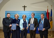 (v.l.n.r.): Bürgermeister Johannes Gumprecht, Landesrätin Christiane Teschl-Hofmeister, Landeshauptfrau Johanna Mikl-Leitner, Minister Martin Polaschek und Jens Schneider, Rektor der TU Wien, mit den „Letters of Inten“.