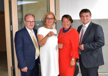 Umgebaute Volksschule in Gerersdorf eröffnet: Bürgermeister Herbert Wandl, Landeshauptfrau Johanna Mikl-Leitner, Volksschul-Direktorin Elfriede Trischler, Vizebürgermeister Franz Schuster (v.l.n.r.) 