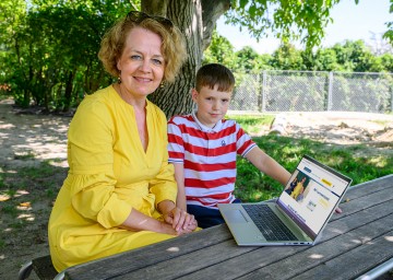 Familien-Landesrätin Christiane Teschl-Hofmeister mit dem Schüler Tizian.