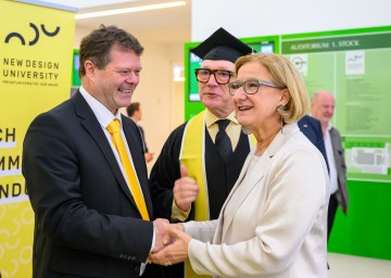 Landeshauptfrau Johanna Mikl-Leitner gratuliert Pro-Rektor und Geschäftsführer Johannes Zederbauer und Rektor Herbert Grüner zu 20 Jahren New Design University in St. Pölten.