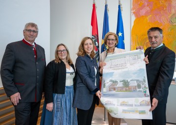 „Grünes Licht“ für Unterstützung des Landes für das neue Gemeindezentrum in Eschenau: Günter Buchner,  Helga Wallner, Birgit Hobl, Landeshauptfrau Johanna Mikl-Leitner und Bürgermeister Alois Kaiser.