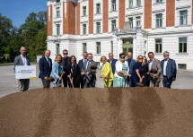 Spatenstich für die baulichen Maßnahmen für die Landesausstellung 2026 im Landesklinikum Mauer mit Landeshauptfrau Johanna Mikl-Leitner, Landesrat Ludwig Schleritzko und Landesrätin Ulrike Königsberger-Ludwig.