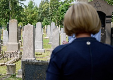 Landeshauptfrau Johanna Mikl-Leitner am Jüdischen Friedhof St. Pölten.