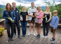 v.l.n.r.: Mariella Klement-Kapeller – Geschäftsführerin Wiener Alpen in Niederösterreich Tourismus GmbH, Geschäftsführer der Niederösterreich Werbung Michael Duscher, Andrea und Julius Schneidhofer vom Althammerhof und Landeshauptfrau Johanna Mikl-Leitner, Anna und Lorenz Schneidhofer