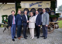 Bezirkshauptmann Johann Seper, Vorstandsvorsitzender Hans Böhm, Braumeister Christian Huber, Landeshauptfrau Johanna Mikl-Leitner, Stadtrat Patrick Moser-Mangeng und Bürgermeister Franz Rafetzeder (v.l.n.r.).