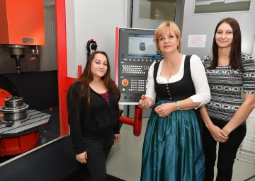 Lehrlinge zeigten Landesrätin Barbara Schwarz die Handhabung und das Programmieren einer CNC-gesteuerten Fräsmaschine im Rahmen der automatisierten Fertigungstechnik an der LBS Amstetten.