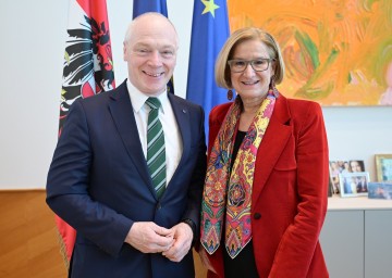 Landeshauptfrau Johanna Mikl-Leitner mit ecoplus Geschäftsführer Helmut Miernicki.