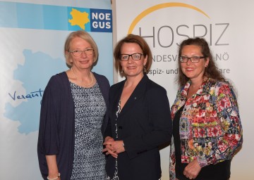Brigitte Riss (Vorsitzende Landesverband Hospiz NÖ), Sozial-Landesrätin Christiane Teschl-Hofmeister und Sonja Thalinger (Geschäftsführerin Landesverband Hospiz NÖ), v.l.n.r.