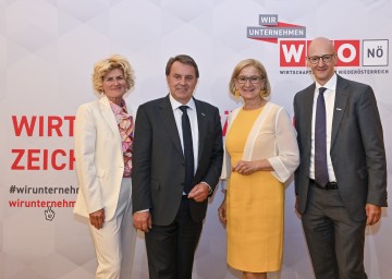 WKNÖ-Direktorin-Stellvertreterin Alexandra Höfer, Wirtschaftskammer-Präsident Wolfgang Ecker, Landeshauptfrau Johanna Mikl-Leitner und WKNÖ-Direktor Johannes Schedlbauer (v.l.n.r.) 