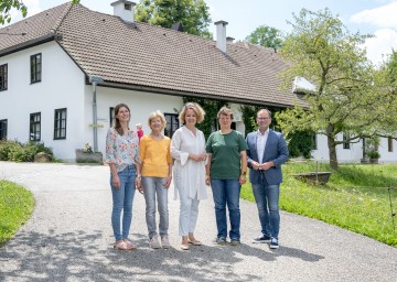 v.l.n.r.: Anna Nesyba (Mitglied Verein Himmelschlüsselhof), Margit Fischer (Leiterin des Vereins Himmelschlüsselhof ), Sozial-Landesrätin Christiane Teschl-Hofmeister, Gudula Fischer (Leiterin Stv. des Vereins Himmelschlüsselhof), Bürgermeister Günther Pfeiffer