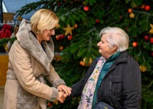 Landeshauptfrau Johanna Mikl-Leitner begrüßte zahlreiche Besucherinnen und Besucher am Eröffnungstag des Grafenegger Advent.