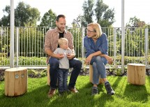 Landeshauptfrau Johanna Mikl-Leitner mit Philipp Penzenauer und Sohn Niklas im neuen Garten für die Kleinsten direkt vor der Erweiterung des Landhauskindergartens.