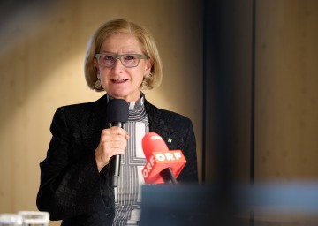 Landeshauptfrau Johanna Mikl-Leitner bei der Pressekonferenz im KinderKunstLabor in St. Pölten.