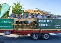 Landeshauptfrau Johanna Mikl-Leitner am Festwagen der Bäurinnen Lilienfeld, die ebenfalls am Festumzug anlässlich des Jubiläums teilnahmen.