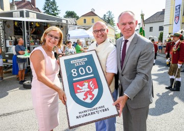 Jubiläumsfestzug im Rahmen des Genussherbstes in Neumarkt an der Ybbs. Im Bild von links nach rechts: Landeshauptfrau Johanna Mikl-Leitner, Bürgermeister Otto Jäger und Bundesminister Gerhard Karner