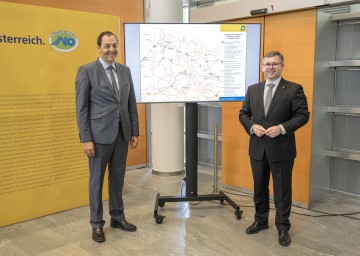 Straßenbaudirektor Josef Decker und Mobilitätslandesrat Ludwig Schleritzko stellten die Projekte zum Mobilitätspaket nördliches Niederösterreich vor.