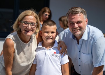 Landeshauptfrau Johanna Mikl-Leitner und Bürgermeister Lukas Michlmayr mit einem Mitglied vom Jugendrotkreuz.