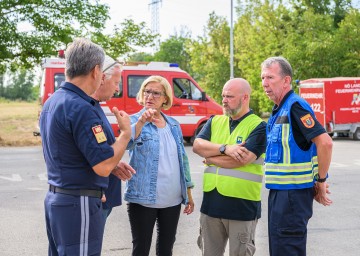 Bei der Lagebesprechung in Hollabrunn: Bezirkspolizeikommandant Eduard Widhalm, der Hollabrunner Bürgermeister Alfred Babinsky, Landeshauptfrau Johanna Mikl-Leitner, der Hollabrunner Bezirkshauptmann Karl-Josef Weiss und Bezirksfeuerwehrkommandant Alois Zaussinger (von links nach rechts).