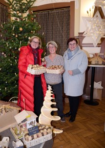 Landeshauptfrau Johanna Mikl-Leitner (links) und Oed-Öhlings Bürgermeisterin Michaela Hinterholzer, Obfrau der Leader-Region Moststraße (rechts) mit einer Adventmarkt-Standbetreuerin. 