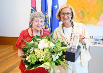 Aus Anlass ihres 80. Geburtstages am gestrigen 18. August wurde Rotraud Perner vor kurzem die Glasskulptur „Heiliger Leopold“ verliehen. Die Überreichung wurde durch Landeshauptfrau Johanna Mikl-Leitner vorgenommen.