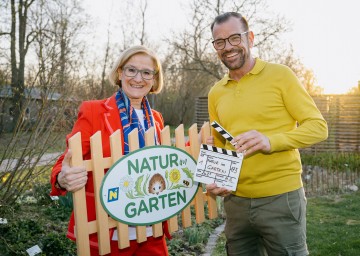 Landeshauptfrau Johanna Mikl-Leitner und der aus Radio und Fernsehen bekannte Biogärtner Karl Ploberger freuen sich auf zahlreiche Besucherinnen und Besucher bei der „Natur im Garten“ Markttour.