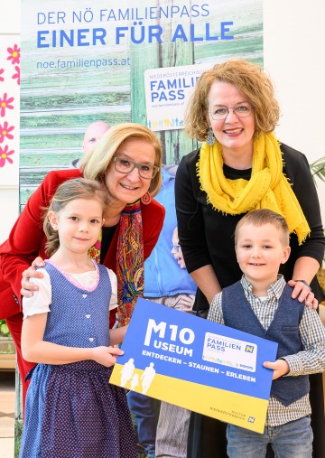 Landeshauptfrau Johanna Mikl-Leitner und Familien-Landesrätin Christiane Teschl-Hofmeister mit den Kindern Ella und Oliver.