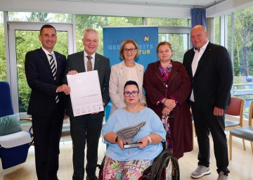 (v.l.n.r.) NÖ LGA Vorstand Bernhard Kadlec, Landesrat Anton Kasser, Landeshauptfrau Johanna Mikl-Leitner, NÖ LGA Vorständin Elisabeth Bräutigam, Zentralbehinderten-Vertrauensperson Hannes Neuwirth und vorne Barrierefreiheitsbeauftragte der Region Mostviertel Sabine Figel mit dem Inklusionspreis.  