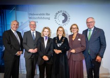 (v.l.n.r.) Nationalratspräsident Walter Rosenkranz, Rektor emeritus Friedrich Faulhammer, Bundesministerin Eva-Maria Holzleitner, Rektorin Viktoria Weber, Landeshauptfrau Johanna Mikl-Leitner, LH-Stellvertreter Stephan Pernkopf.