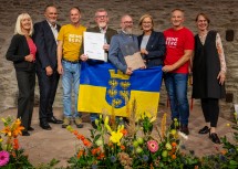 Landeshauptfrau Johanna Mikl-Leitner (3.v.r.) und Landeshauptmann Hans Peter Doskozil (2.v.l.) mit Geschäftsführerin Theres Friewald-Hofbauer (links) und Juryvorsitzende Nadja Häupl (rechts) mit der Reinsberger Abordnung. 