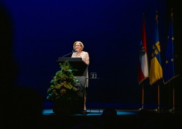 „Ehrenamt ist unsere Stärke, unser ganzer Stolz und das Fundament Niederösterreichs“, sagte Landeshauptfrau Johanna Mikl-Leitner in ihrer Festrede anlässlich der Landesfeiertagsgala zu Ehren der Einsatzkräfte und Freiwilligen der Hochwasser-Katastrophe.