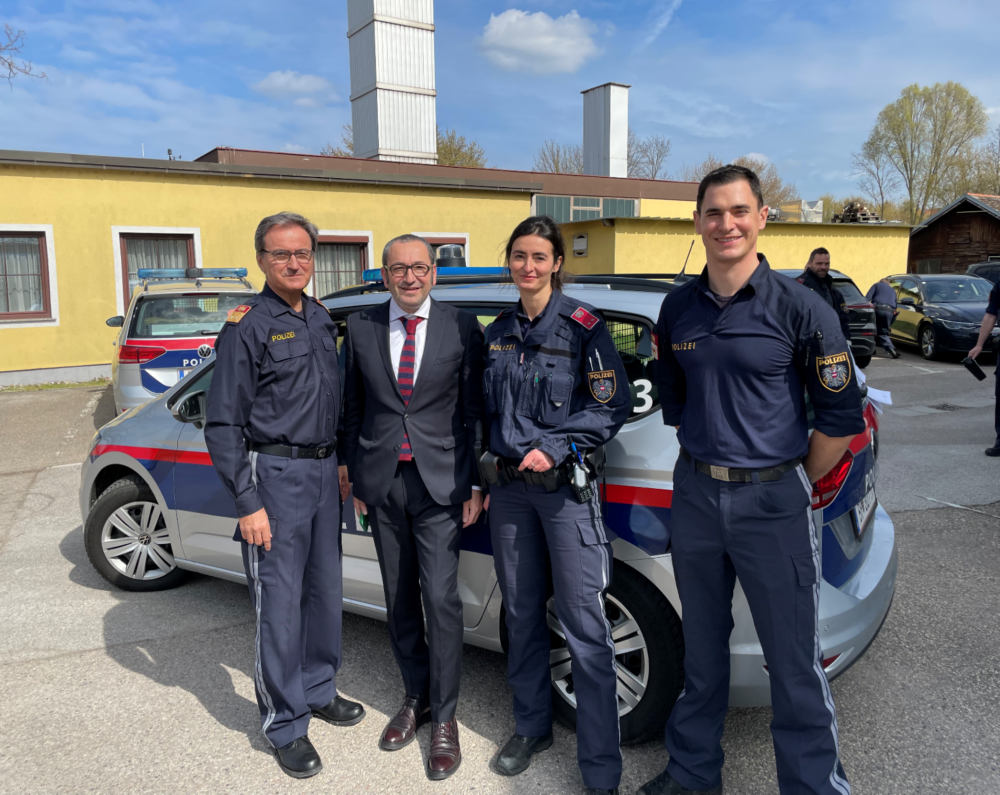 BPK Hollabrunn - Leutnant Matthias Scharinger Gruppenbild mit drei Polizisten