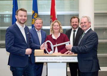 Landtagspräsident Karl Wilfing (r.), der Zweite Präsident Gottfried Waldhäusl (2.v.l.) und die Dritte Präsidentin Elvira Schmidt sowie Landtagsdirektor Thomas Obernosterer (2.v.r.) bekamen von Christoph Reiter, Leiter der Abteilung LAD3 - Gebäude- und Liegenschaftsmanagement (l.), symbolisch den Schlüssel für das Ausweichquartier des Landtages.