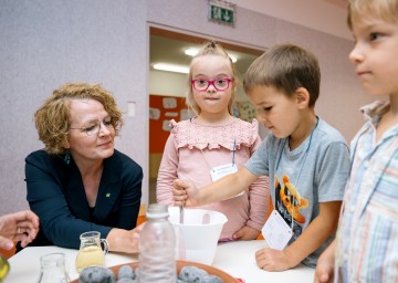 Bildungs-Landesrätin Christiane Teschl-Hofmeister beim Besuch eines MINT-Kindergartens in Wiener Neustadt