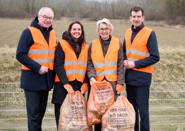 LH-Stellvertreter Stephan Pernkopf (links) und Präsident der NÖ-Umweltverbände Christian Macho machen auf die Aktion „Wir halten Niederösterreich sauber“ aufmerksam.