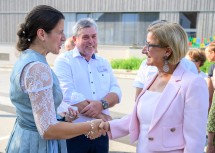 Landeshauptfrau Johanna Mikl-Leitner wünscht Schulleiterin Birgit Grossinger einen erfolgreichen Start im neuen Gebäude.