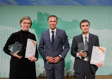 Landesrat Jochen Danninger (Mitte) mit den Würdigungspreisträgern Huberta Weigl und Klaus Podar 