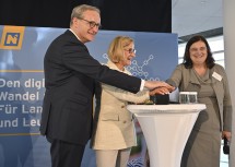 Landesamtsdirektor Werner Trock, Landeshauptfrau Johanna Mikl-Leitner und Kerstin Koren, Leiterin der Abteilung Wirtschaft, Tourismus und Technologie drückten den offiziellen Start-Button zum digi-contest 2.0.