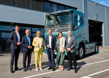 Im Bild von links nach rechts: Bürgermeister Christian Macho, Dirk Adam, CFO Volvo Group Austria GmbH, Landeshauptfrau Johanna Mikl-Leitner, Erich Plochberger, Volvo Group Austria GmbH, Abgeordnete zum Nationalrat Carmen Jeitler-Cincelli, Robert Hanusch, Volvo Group Austria GmbH